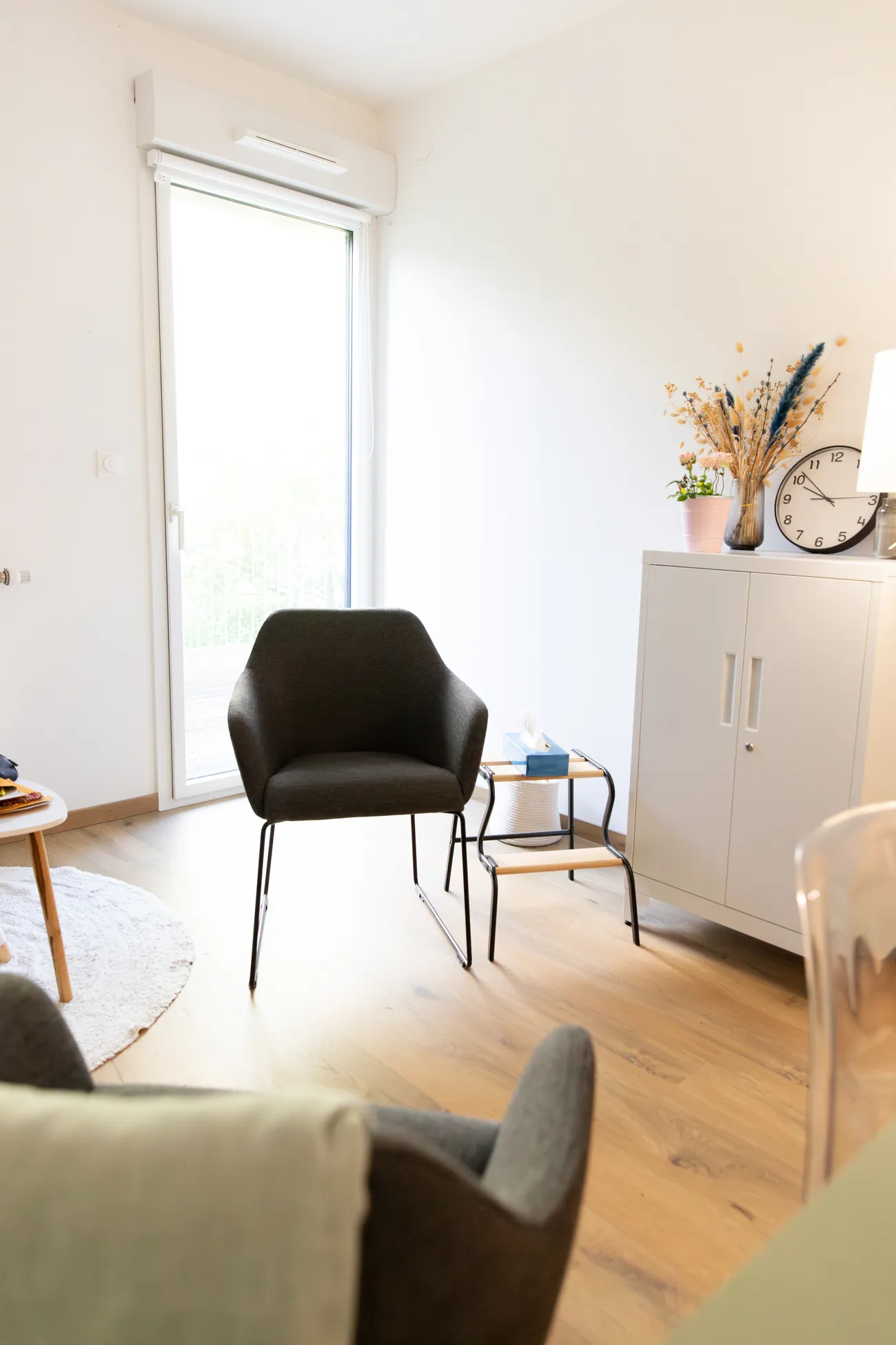 L'espace de consultation d'Ana de la Vega à Nantes, avec son fauteuil d'accueil.